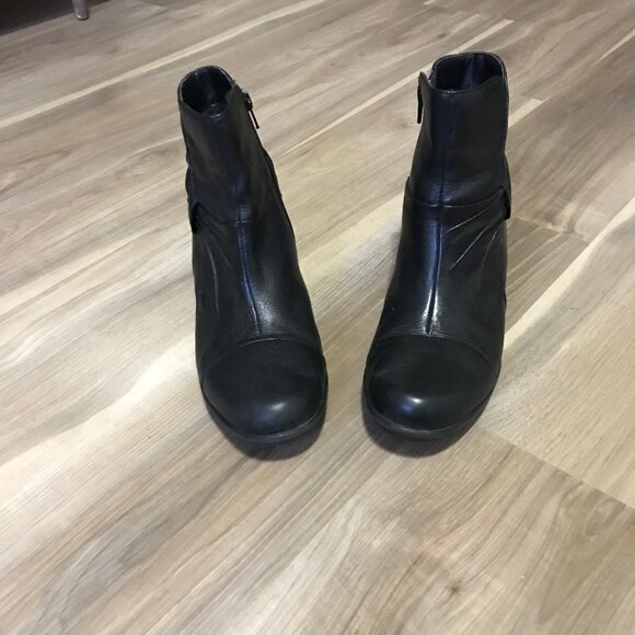 Clarks Ladies Black Leather Ankle Boots Size 9 - Picture 2 of 6